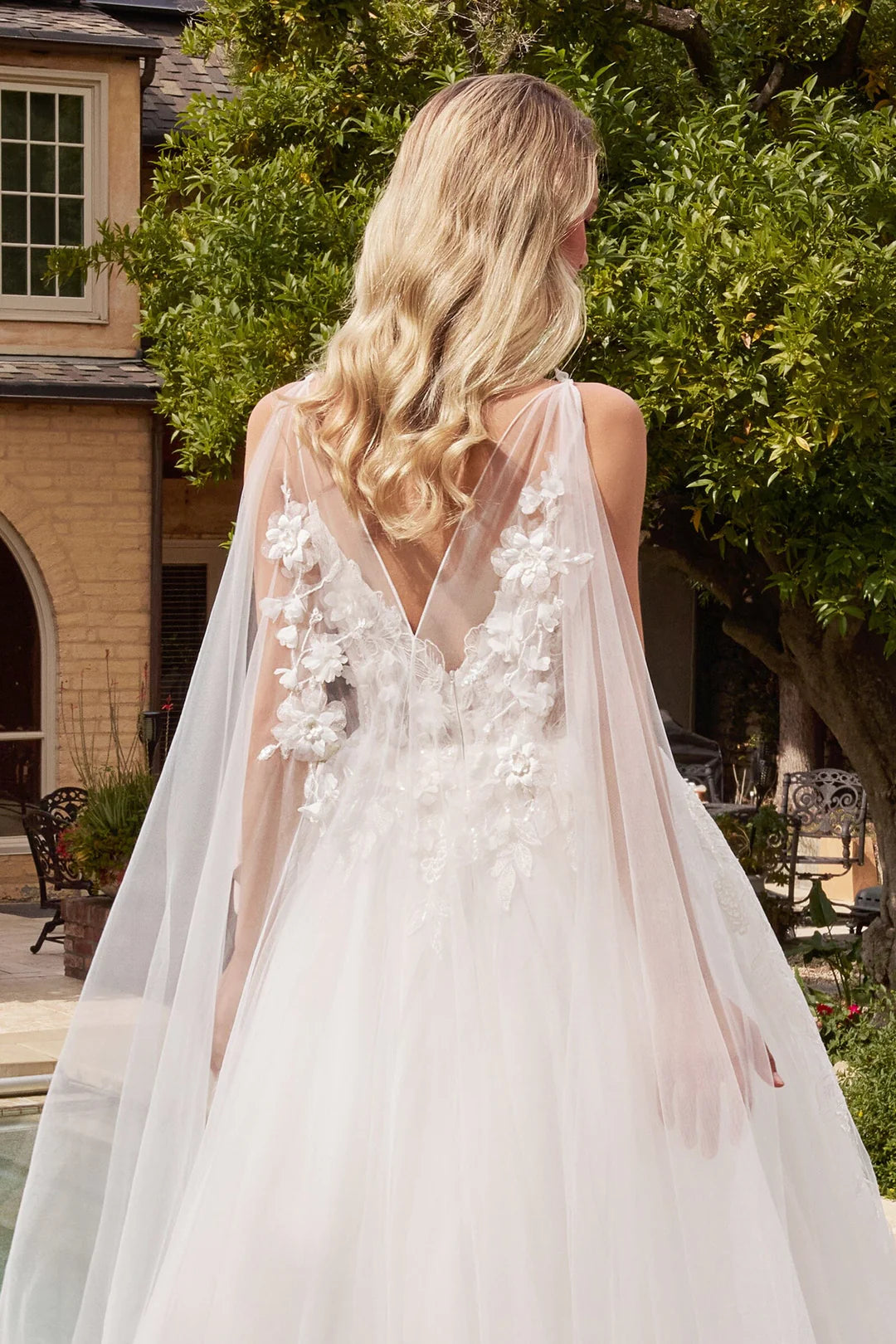 Abito da sposa lungo senza maniche con mantella e decalcomania floreale 3D